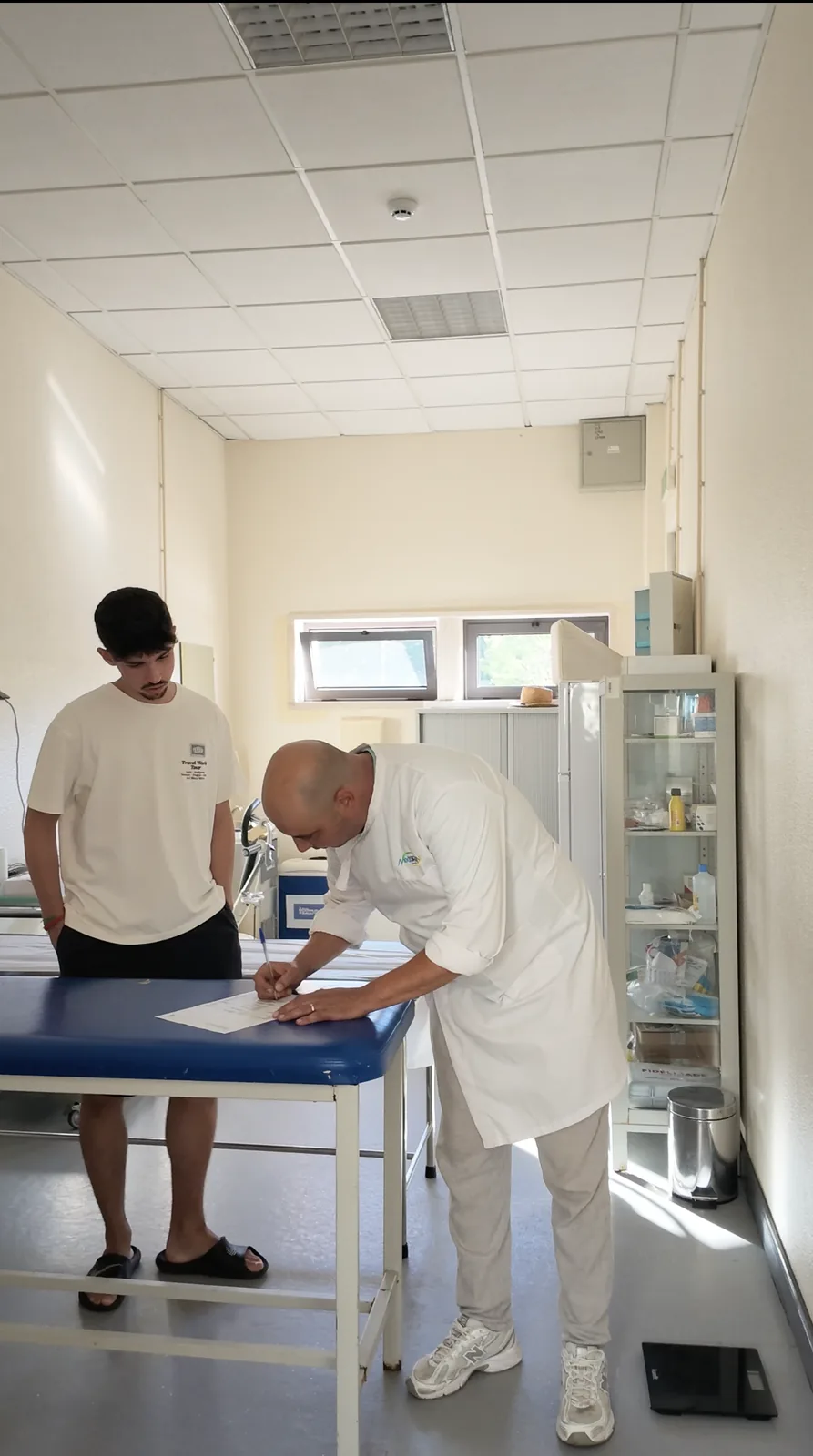 Profissional de saúde a acompanhar uma avaliação de medicina desportiva
